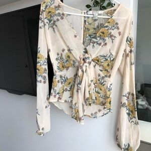 Beautiful beige floral balloon sleeve blouse
Size: S